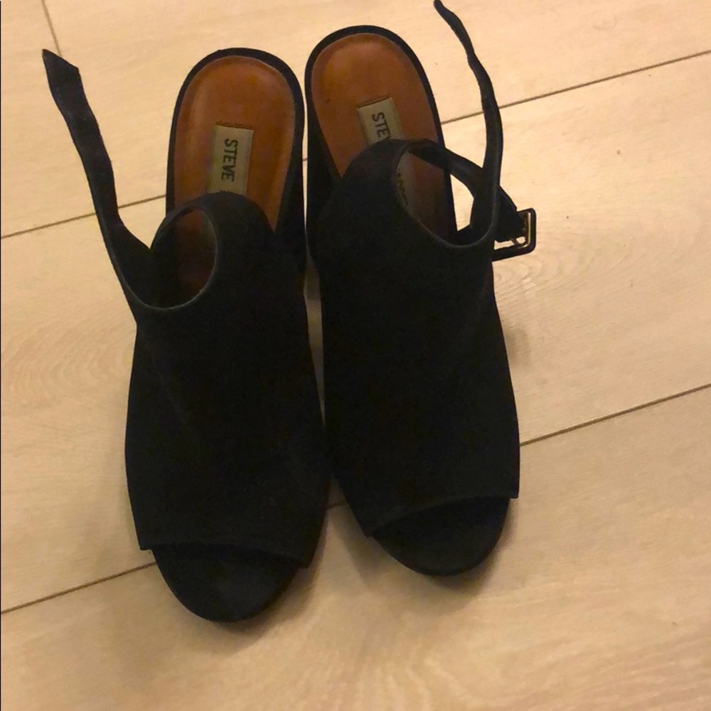 Used suede Steve Madden high heel with band